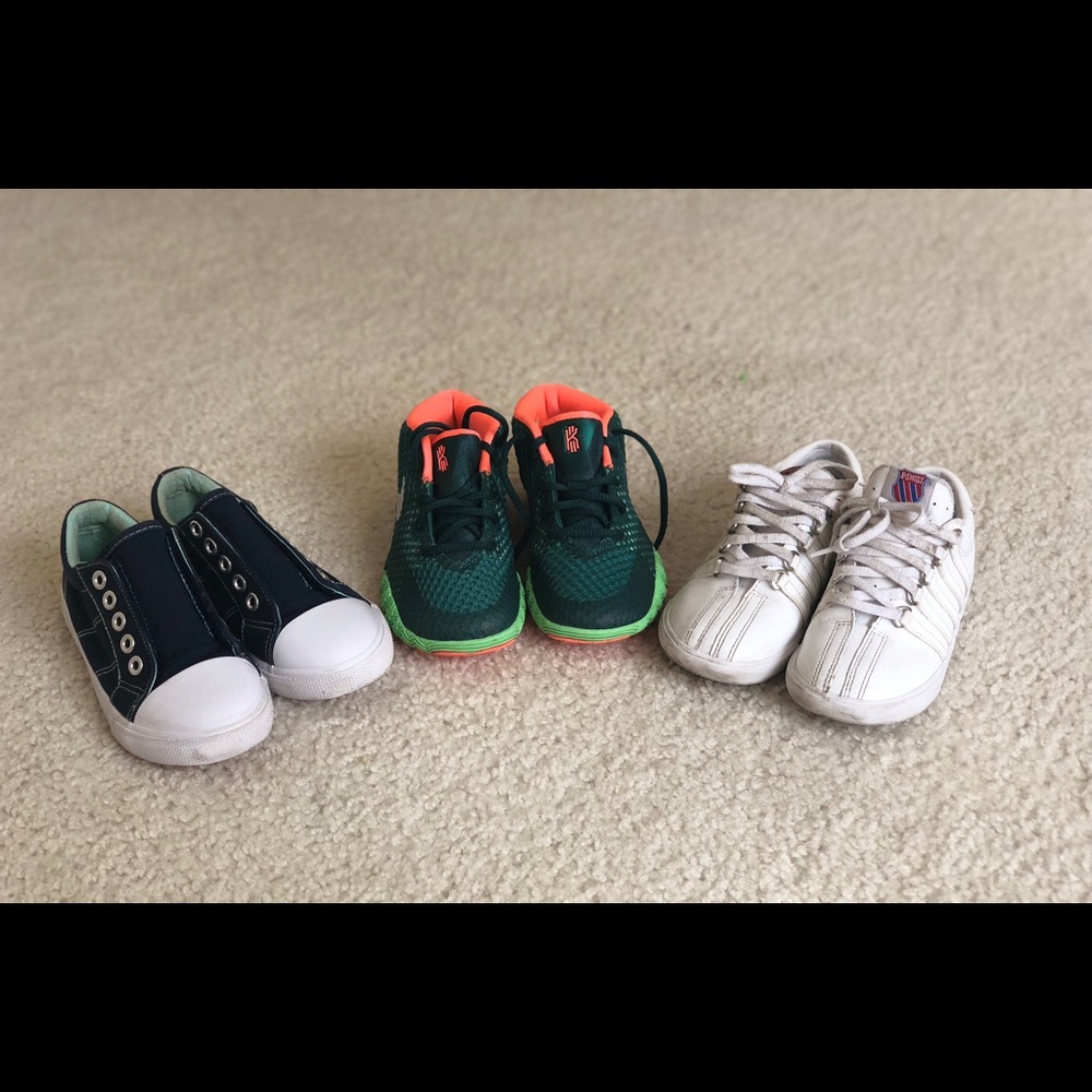 Lot of 3 children’s sneakers.